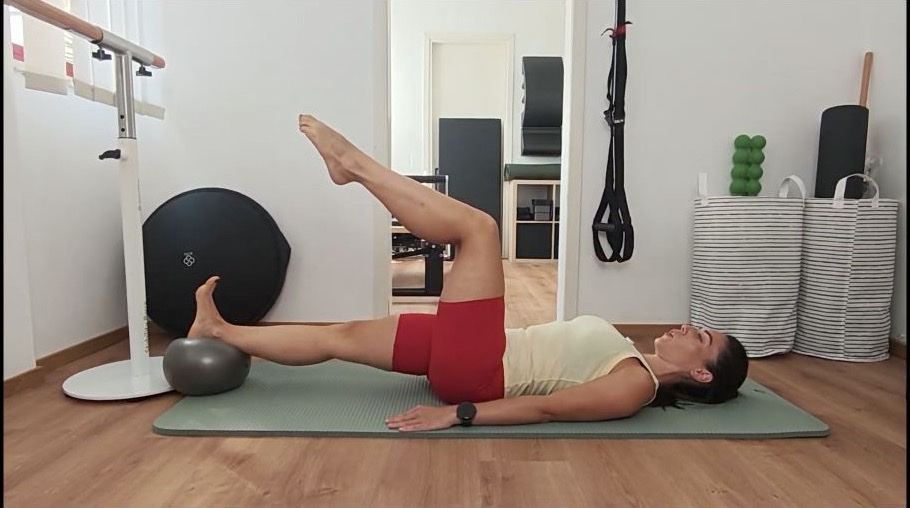 Ilenia esegue un esercizio supino di Pilates con la palla