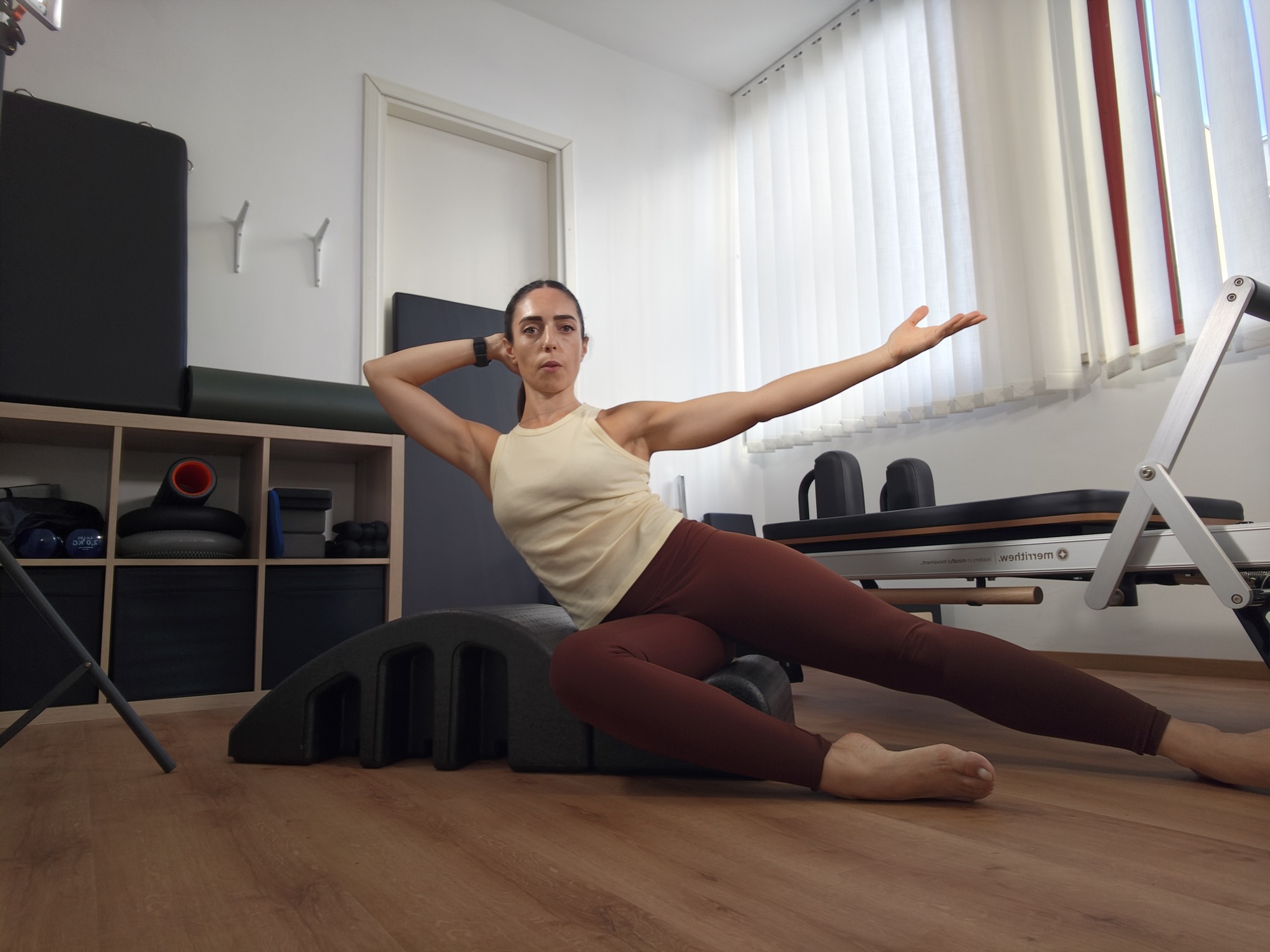 Ilenia durante una pratica sul Pilates Arc